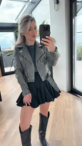 Jachetă din imitație de piele Mărimi de la xs până la xl Preț 175 lei Tricou oversize mărime universală  Preț 115 Fustă mărime universală  Preț 160 #fashion #siafashionstore #foryou #viral_video 