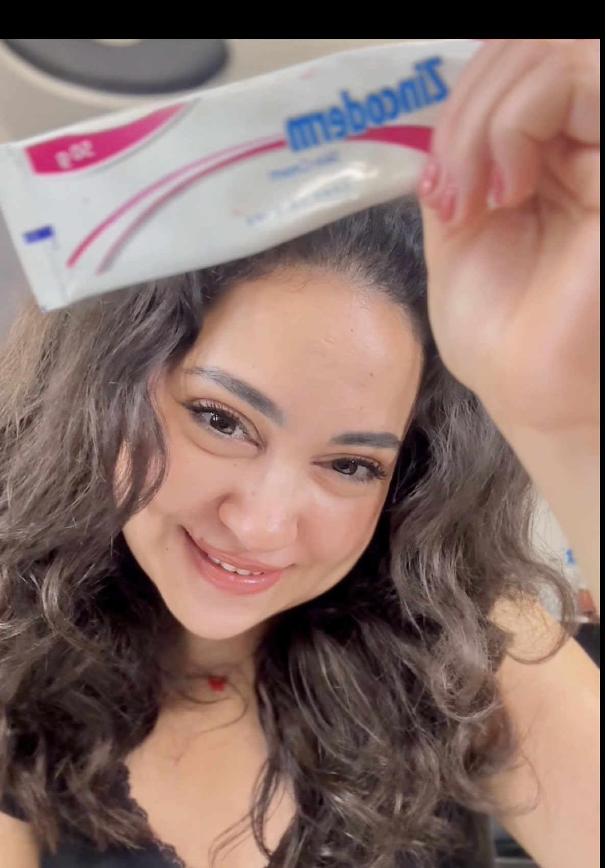 وعشان نقلل من تأكسد البشره لازم ناكل حاجات مضاده للاكسده زي: الشاي الاخضر التوت و الفواكه الحمضيه المكسرات الاسماك ونقلل علي قد ما نقدر من السكريات و الدهون المشبعه