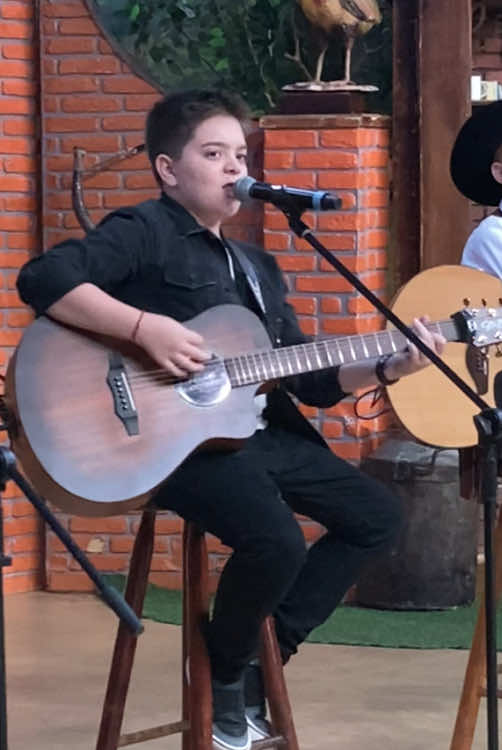 “Desculpe, mas eu vou chorar” na interpretação do jovem talento, Felipe Marcondes 🎶 O Leonardinho, abrilhantou o palco do programa com muita música de qualidade 👏🏻👏🏻👏🏻 #felipemarcondes #leonardo #leonardinho #sertanejo #musicasertaneja #aovivo #sucesso #leandroeleonardo #sucessonotiktok #viraliza #show #cantor #solo #tvaparecida 