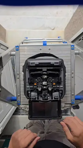 Bad splices?? Nahhh🤘🤘 Working on a Splitter 1:08 #fujikura #fiberoptics #internet #messinia_tech #kalamata #work #fyp 