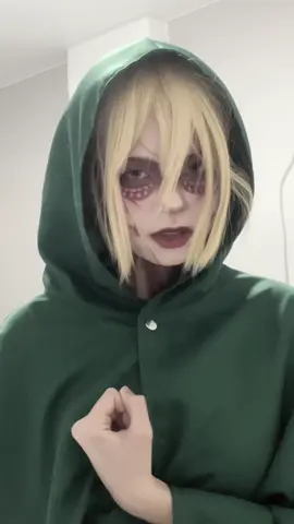 отражение ЗЕРКАЛЬНОЕ, поэтому сердце «справа» #annieleonhart #anniecosplay #annietitan 