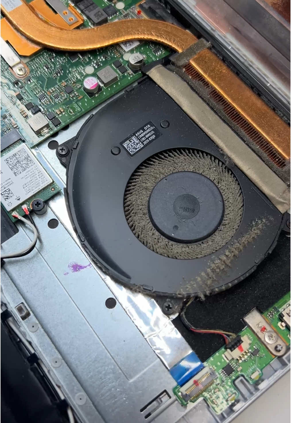 Обслуговуй свої пристрої вчасно, приходь на чистку вже зараз👋 #україна #київ #сервіснийцентр #чистканоутбука 