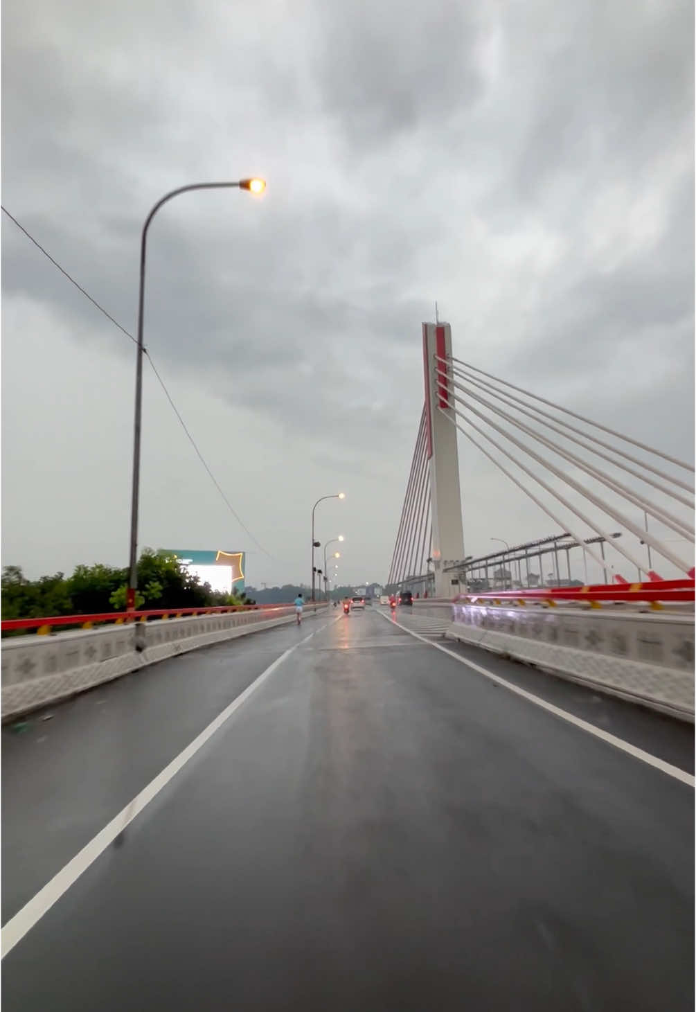 Vibes Bandung ketika hujan  #bandung #bandungvibes #jelajahbandung #hujan #fyp 