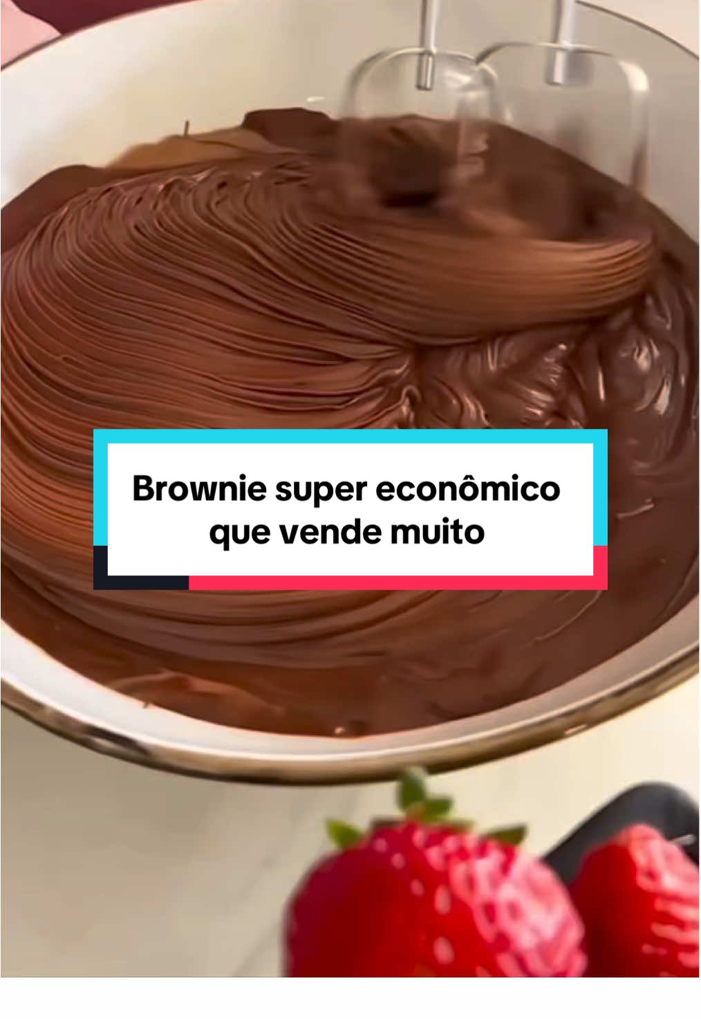 Vai vender como água no deserto em seu delivery amigas.  Receita desse brownie delicinha e super econômico: • 1 Xícara de farinha de trigo • 30g Chocolate em pó 50% Cacau • 3 Ovos • 1 Xícara de açúcar • 1/2 Xícara de óleo • 250g Chocolate meio amargo Leve ao forno por 30 minutinhos à 180°  ✨ #fyp #confeitaria #dicas #doces #brownies 