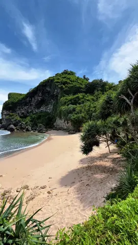 Jelajahi Keindahan Tersembunyi di Pantai Krokoh.  Ingin merasakan pesona pantai tersembunyi dengan pasir putih dan ombak yang menenangkan? Pantai Krokoh di Jogja adalah destinasi yang wajib Anda kunjungi! Nikmati perjalanan seru dengan paket wisata Jogja terbaik, lengkap dengan fasilitas nyaman dan pengalaman tak terlupakan. Yuk, rencanakan liburan Anda sekarang.  SEWA MOBIL + DRIVER JOGJA ➡️PAKET WISATA JOGJA ➡️GROUP & FAMILY TRIP ➡️SOLO TRIP ➡️PRIVATE TRIP #sewamobiljogja #wisatajogja #paketwisatajogja  #pantaikrokoh 