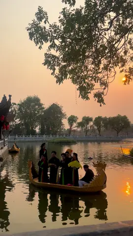 Ai về Kinh Bắc quê em - Mà nghe quan họ mà xem làng nghề - Kinh Bắc có lịch có lề - Có sông tắm mát có nghề cửi canh…. Hoàng hôn trên thủy đình Đền Đô thật thanh bình và nên thơ, mời các bác về Bắc Ninh em chơi thăm để cảm nhận vẻ đẹp vùng đất con người nơi đây nhé…  #Quan_họ_Bắc_Ninh #ĐềnĐô #BắcBling #Tổng_đạo_diễn_Thu_Hoài  /#xuhuongtiktok 