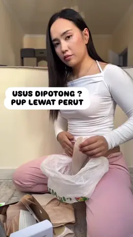Kolostomi adalah operasi untuk membuat lubang pada perut yang menghubungkan usus besar ke luar kulit. Lubang ini disebut stoma atau ostomi. Kolostomi dapat dilakukan sementara atau permanen.  Tujuan kolostomi Mengatasi masalah pada usus besar, seperti kanker, perlengketan, atau cedera  Mengatasi kondisi medis seperti penyakit radang usus, divertikulitis, dan inkontinensia tinja  Jenis kolostomi  Kolostomi asendens, dilakukan di sisi kanan perut Kolostomi desenden, dilakukan di sisi kiri bawah perut Kolostomi sigmoid, dilakukan pada kolon sigmoid, beberapa inci lebih rendah dari kolostomi desenden Prosedur kolostomi  Dokter bedah membuat lubang baru di dinding perut Feses terkumpul dalam kantong yang menempel (kantong kolostomi) Perawatan kolostomi  Lakukan pengirigasian kolostomi untuk mengosongkan kolon dari gas, mukus, dan feses #kolostomi #puplewatperut #kesehatan #fyp #today #colostomybag #education 