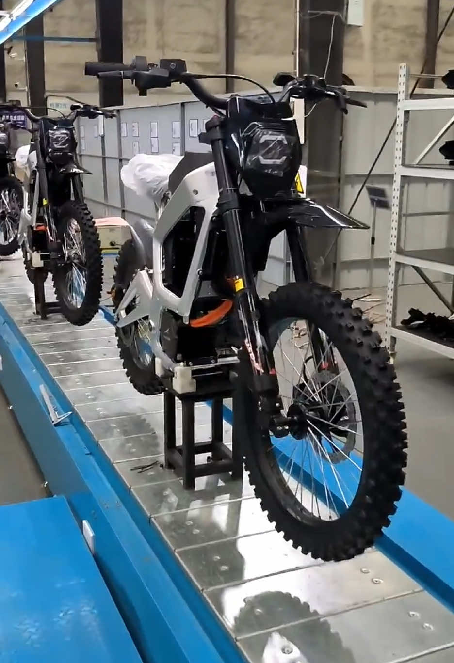 EEC coc approved pedal assist 72v 6000w max 80km/h L1 e-B standard 80km/h for Europe and AU market , and 10KW pedal assist electric dirt bicycle e motorcycle bike for CA & N/A market. Any comments welcome discuss and booking a very nice price. Welcome dealer #motorcyclefactory #dirtbikelife #electricdirtbike #motorbike #motorcycle #motorcyclesoftiktok #produceselectricmotorcycle #electricmotorcycle #etrike #electricmotorbike