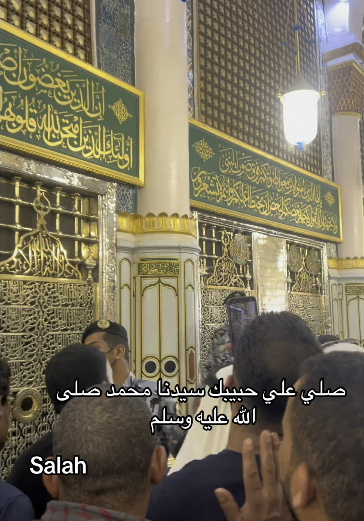 آداب زيادة المسجد النبوي الشريف 🕌 المدينة من افضل الأراضي بعد مكة المكرمة🤍 عند قصد  زيارة المسجد النبوي أكثر من الصلاة و التسليم على النبي ﷺ، فإذا وصلت باب المسجد تقدم بالرجل اليمين و قل 