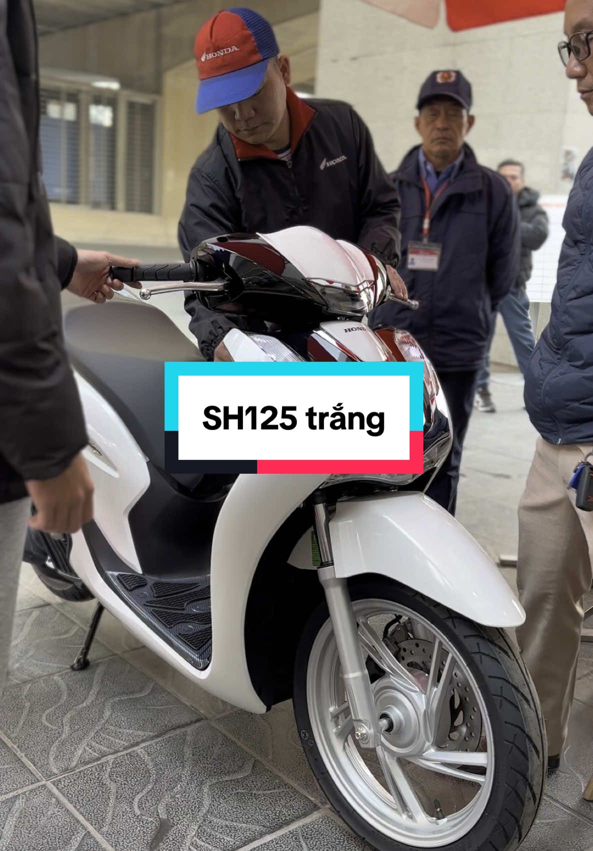 “Honda SH 125i – CHUẨN ĐẲNG CẤP, XỨNG TẦM PHONG CÁCH!” ✨🏍️ Không chỉ là phương tiện di chuyển, SH 125i còn là biểu tượng của sự sang trọng và đẳng cấp. 🔥 Động cơ eSP+ 125cc – Mạnh mẽ, êm ái, tiết kiệm xăng tối ưu. 🔥 Thiết kế hiện đại, sang trọng – Ghi điểm ngay từ ánh nhìn đầu tiên. 🔥 Hệ thống phanh ABS – An toàn tuyệt đối trên mọi cung đường. 📌 Sở hữu ngay hôm nay để trải nghiệm cảm giác lái đỉnh cao! #HondaSH125i #ĐẳngCấpDẫnLối #SangTrọngVượtThờiGian #BảoDưỡngXe #HondaKườngNgân #HondaVietnam #kuongngan7 