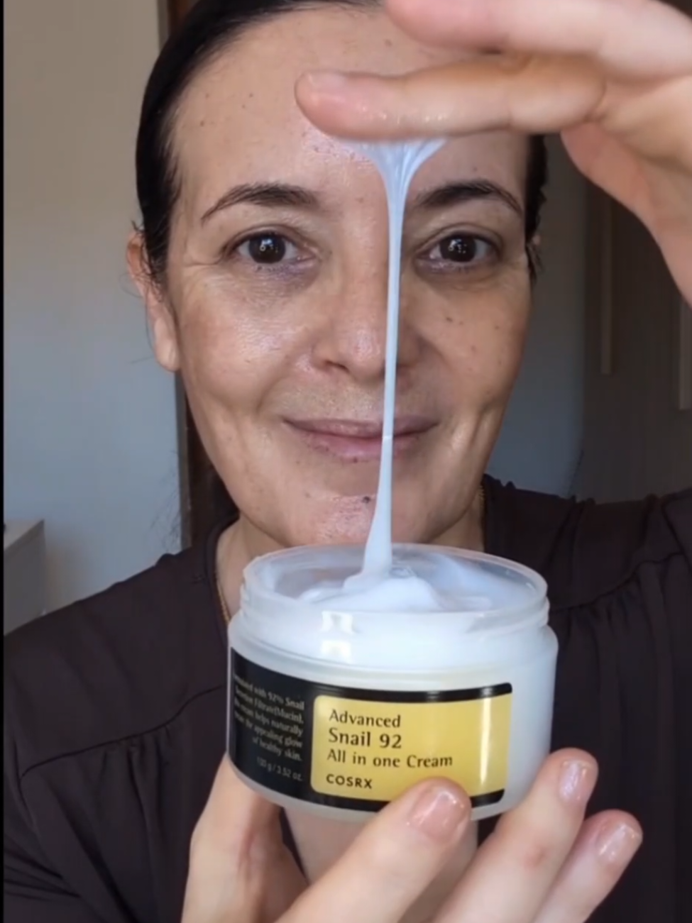 Buenos días guapazas, no puedo estar yo más feliz con este envio No es la primera vez que uso estos productos, y me ha alegrado infinito echarles mano de nuevo. Mil gracias @cosrx Advanced Snail 96 Mucin Power Essence esta esencia contiene hasta un 96% de baba de caracol filtrada. Sus principios activos actúan sobre la piel consiguiendo un aspecto más joven y la reducción de las líneas de expresión y arrugas. Aporta una nutrición intensiva y previene y repara los daños de la piel gracias a su efecto regenerador. Advanced Snail 92 All In One Cream es la crema con un porcentaje de mucina de caracol más alto que podrás encontrar. Contiene exactamente un 92% de extracto de mucina de caracol (Snail Secretion Filttrate) y otros ingredientes que ayudan a generar una fórmula apta para las pieles más secas y con textura desigual. Es una crema hidratante que también combina a la perfección con rutinas antiedad, especialmente para tratar líneas de expresión. Aporta una nutrición intensiva y previene y repara los daños de la piel gracias a su alto efecto regenerador Yo soy adicta a estas texturas, no lo puedo evitar, siento fascinación por esta línea. La esencia es muy hidratante y sorprendentemente se absorbe super bien a pesar de esa textura pegajosa Con el uso continuado se ve una mejora evidente en la textura de la piel La crema no se las veces que la he repuesto, siempre suelo tener algún tarro por casa, porque es de esas cremas buenas para todo. Yo la uso cuando me depilo, cuando tengo alguna zona irritada, sobre quemaduras, sobre heridas que están curando. Se la ponen mis hijos cuando se hacen algún tattoo. Funciona con todo  Y por supuesto la uso en el rostro, y os cuento lo mismo que con la esencia. Con el uso continuado, está línea mejora muchísimo la textura de la piel, la deja fina, llena de luz, y muy muy elástica. Si te apetece hacerte con ella, te cuento que en yesstyle tenemos ahora dos códigos de descuento MEGA25 3 de abril al 6 de abril 25SPRING Del 7 de abril al 9 de abril  Y podéis sumar el código de embajadoras, MRSNINES10 pa que el descuento sea mayor. #COSRX #TeamCOSRX #MirrorSkin #YesStyleInfluencers  #YSMothersDay  #ysprincessinspired @cosrx @YesStyleInfluencers @YesStyle @COSRX Influencers Official 