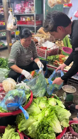 Chị gái bán rau ở chợ Vân Trì - Làng Ngoạ Long - Hà Nội. Tính tiền cho khách nhanh hơn máy tính là có thật. #trending #viral #mcducthinh 