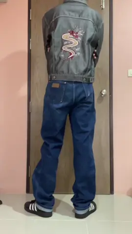 Wrangler13Mwz ผ้าดิบ made in Mexico🇲🇽 สภาพมือ1ป้ายระบุ34วัดจริง32-33 ดีเทล : 32-33/44/8 ตำหนิ : มีรอยสกิดที่หลังกระเป๋า ราคา : 700 สนใจทัก ig ทางร้าน #wrangler #levi #mcjeans #กางเกงยีนส์ #ยีนส์ #กางเกงยีนส์มือสอง 