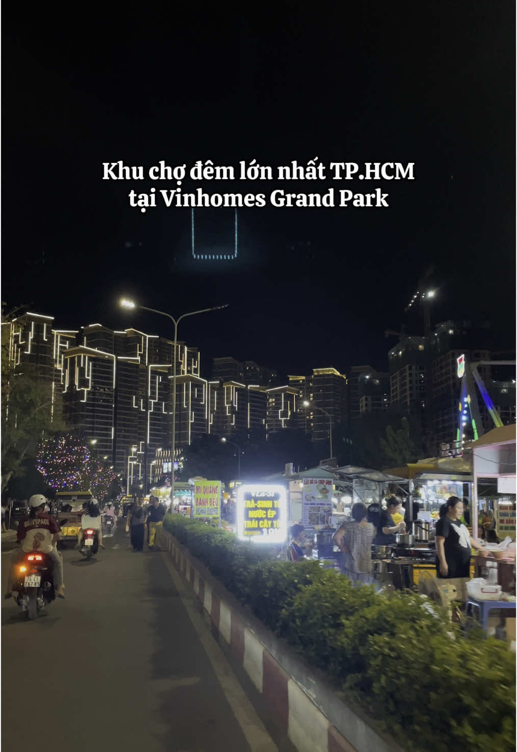 Chợ đêm Vinhomes Grand Park (TP. Thủ Đức) là điểm đến sôi động, hoạt động từ 16h00 - 02h00 hàng ngày, nằm trên đường D2A và D8, liền kề Công viên Ánh Sáng 36ha. Với diện tích hơn 8.000m², chợ đêm có hơn 100 gian hàng gồm: 	•	Khu mua sắm: Quần áo, giày dép, phụ kiện, sách báo. 	•	Khu ẩm thực (Food Truck): Đa dạng món ăn đặc sản và ẩm thực quốc tế. Không chỉ là nơi mua sắm, chợ đêm còn mang đến không gian văn hóa, giải trí hấp dẫn, thu hút hàng nghìn lượt khách mỗi đêm. #VinhomesGrandPark #SongMotDoiThatDang #mygrandpark #mystory #vinhomes #viralvideo #xuhuongtiktok 