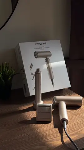 This petite hair dryer is every girls’ dream 🌟Dreame Pocket Hair Dryer is the perfect styling companion for travellers or those who have tight storage space. It’s light, easy to fold up and has versatile attachments. Now available with link in bio #Dreame #Dreametech #DreamePocket #hairdryer 