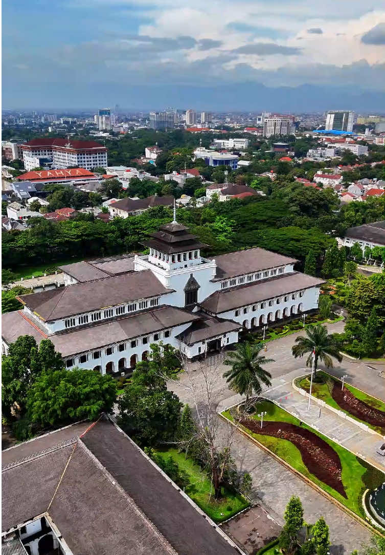 Kalian punya kenangan apa di Bandung?🤭 • •  📍Gedung Sate, Bandung 📷 Dji Mini 4 Pro •   #djidrone #aerialdrone #djimini4pro #mini4pro #droneshot #dronevideo #travelvideography #dronefootage #sewadronebandung #pilotdrone #dronestagram #photography #photooftheday #bandung #bandunghits #gedungsate #gedungsatebandung 