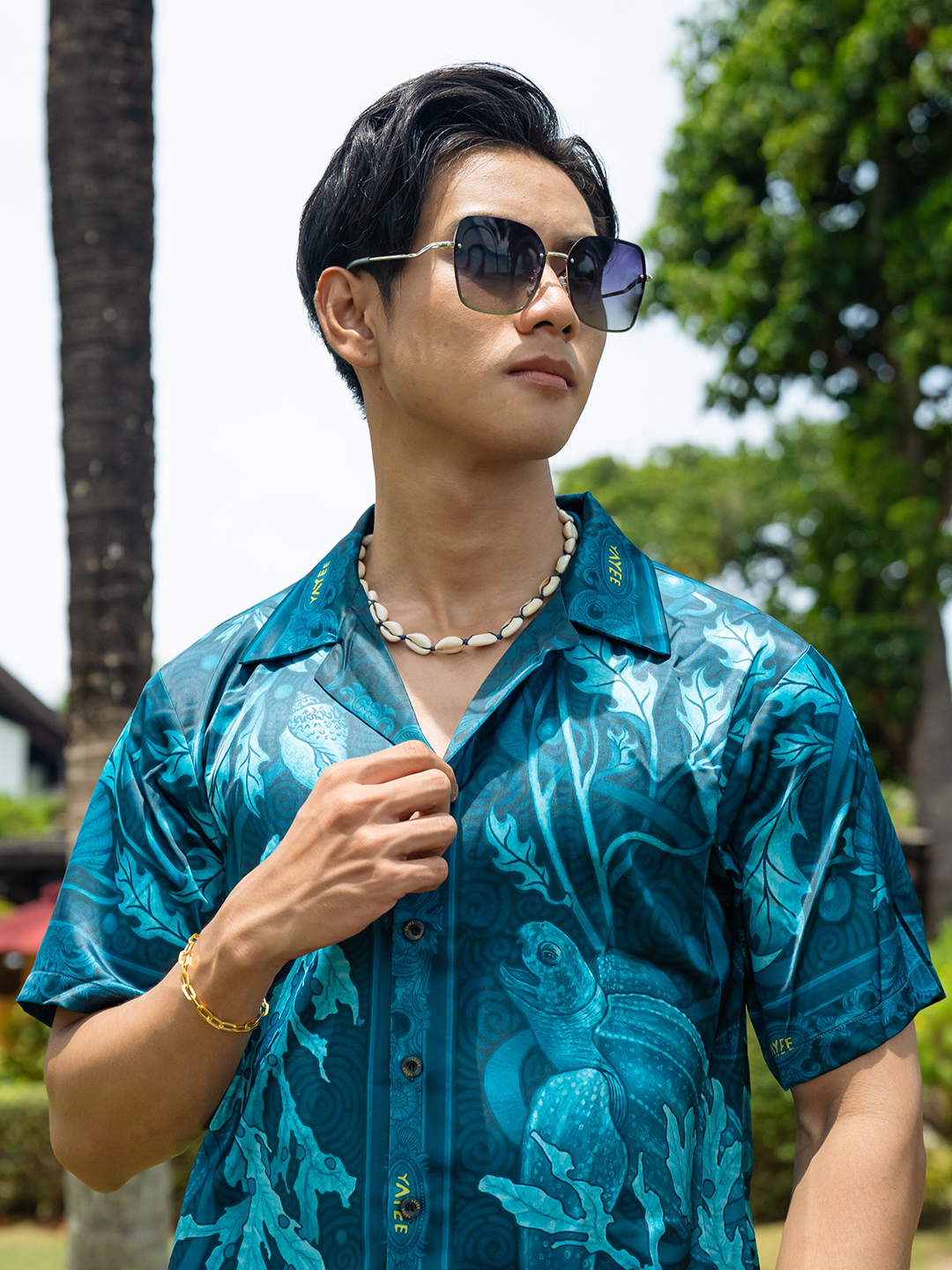 Let’s Chill & Splash ไปกับฮาวายตัวโปรด สาดความเท่ทั้งซัมเมอร์ เสื้อฮาวาย 𝐘𝐀𝐘𝐄𝐄 ดีไซน์พิเศษที่ถ่ายทอดความมหัศจรรย์ของโลกใต้ทะเล ผ่านลวดลายเต่ามะเฟืองและพะยูน สัญลักษณ์แห่งความอุดมสมบูรณ์และอายุยืนยาว ใส่ง่าย ไม่ซ้ำใคร มีสไตล์ทุกองศา ไม่ว่าจะสาดน้ำ หรือแชะภาพกับคนรู้ใจในเทศกาลที่สดใสที่สุดของปี 💫🌴 Let’s Chill & Splash in style this summer! 🌊☀️ Meet your new favorite Hawaiian shirt from YAYEE — a limited-edition piece inspired by the Andaman Sea, featuring hand-drawn leatherback turtles and dugongs, symbols of abundance and longevity. A design that’s meaningful, refreshing, and made to stand out this summer. 🌊☀️ Effortless to throw on, impossible to ignore. From splash zones to sunset strolls—turn heads and own every moment this Songkran. 💫🌴 YAYEE #ยาหยี #Summer #สงกรานต์ #SongkranFestival