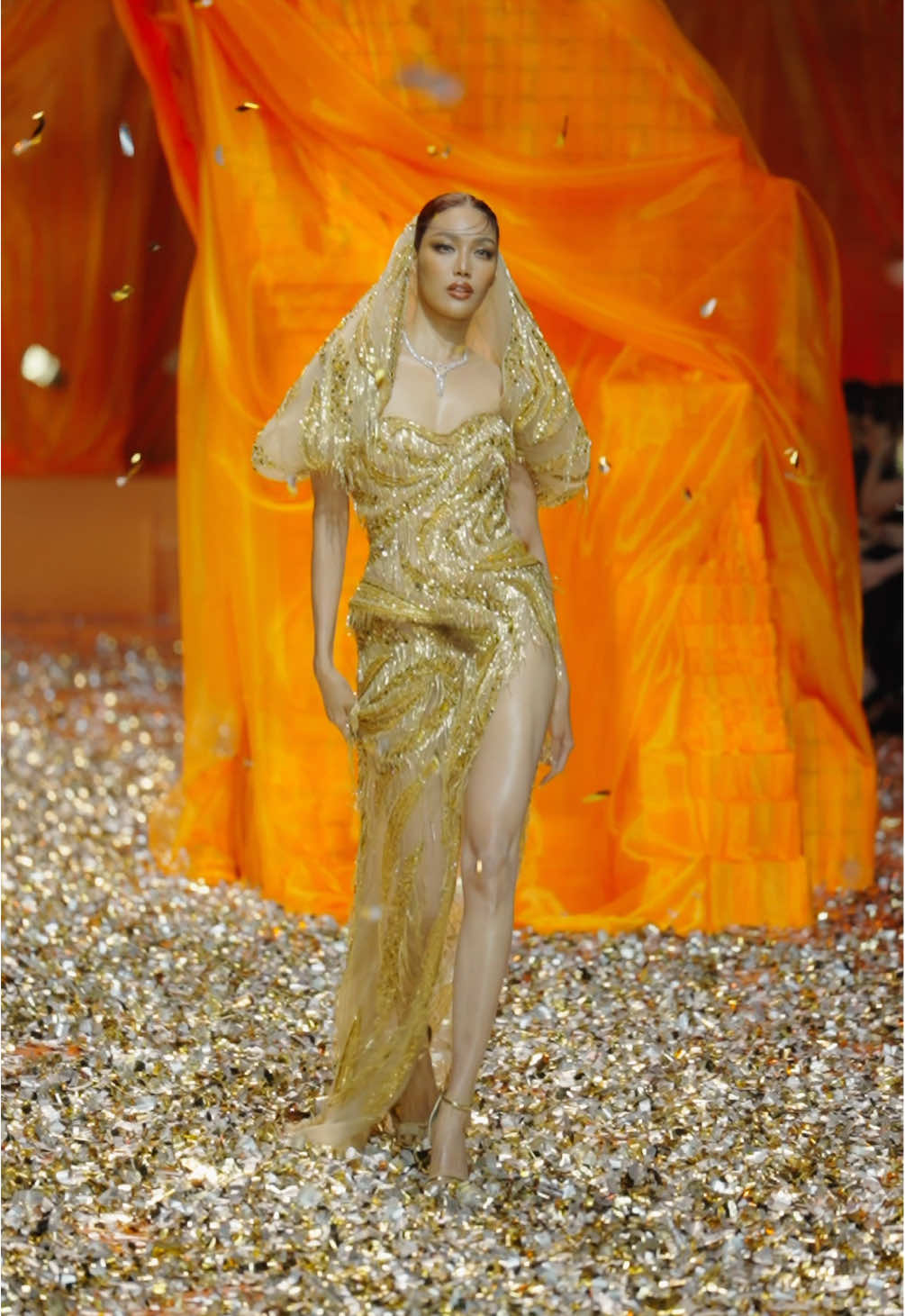 Siêu mẫu @LAN KHUÊ đầy cuốn hút trên sàn diễn Golden Heritage với những bước catwalk uyển chuyển, thần thái sắc sảo và khí chất đẳng cấp.  #LeThanhHoa #NTKLeThanhHoa #GoldenHeritage #Champa #ChampaVietnam  #LongKanevententertainment #VietnamAirlines #CAOFineJewellery #giaydonghai #Irispremium #coocaa #NinaNextSpace #narcstudio #MaChausilk #LitiFlorist #HocvienQuanNguyenPuLe #KiengCanteam #HarpersBazaarVietnam #TikTokGiaiTri #MultiMediaJSC #MetubNetwork #VieON