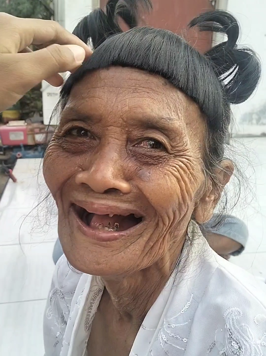 terlihat tertekan sekali ya mbok😭🙏tapi di liat-liat mirip cunda versi lansia🤭 doakan mbokku sehat selalu ya temen