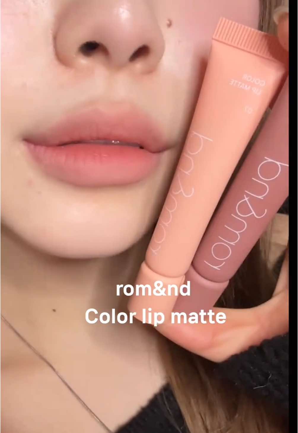 [소신발언] 롬쥑이는 사실 초코민트보다 올영에 출시된 컬러 립 매트가 좋습니다. 컬러 너무 예쁜데 가까이서 봐주세요...🫶 To be honest,  I like the color lip matte rather than the chocolate mint. The shade is so pretty!!!!!!!! Please take a look at this perfect shades🫶 #romand #롬앤 #올리브영 #립추천 #롬앤신상 #매트립추천 #롬앤립추천 #더쥬시래스팅틴트 #레어쥬시  #올영세일 #colorlipmatte #컬러립매트  #올영추천템 #틴트추천 #thejuicylastingtint #oliveyoung #koreanmakeup #kbeauty #ロムアンド #韓国コスメ #fyp #틱톡뷰티 #kpop #kdrama #kidol #idolmakeup #메이크업아티스트 #아이돌