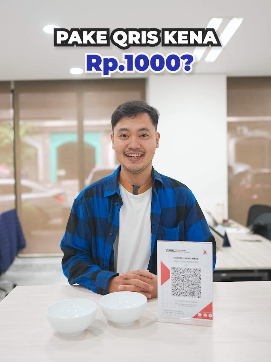 Pernah denger gak kalimat, “Kalo pake QRIS kena seribu ya, Kak”?  Padahal, menurut kebijakan resmi dari Bank Indonesia, MDR atau biaya transaksi QRIS itu dibebankan ke merchant, bukan ke customer. Jadi, konsumen seharusnya gak dikenakan biaya tambahan saat bayar pakai QRIS. Kalo kalian masih sering nemu yang charge ekstra pas bayar QRIS, kira-kira bakal kesel gak? Yuk, cerita di kolom komentar! 😅 #QRIS #Paydia #MDR #PembayaranDigital #Cashless #EdukasiKeuangan #DigitalPayment #SolusiKeuangan #QRISIndonesia 