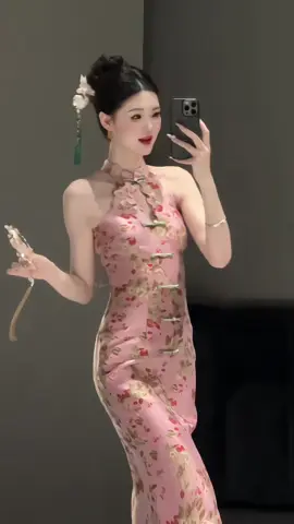 Hoa rơi hữu tình…#capcut #cotrang #trungquoc #vaybody #thietke #caocap #vayxinh #xuhuong 