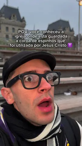 A Coroa de Espinhos de Jesus é uma das relíquias mais sagradas do Cristianismo. Segundo a tradição, ela foi usada por Jesus durante sua crucificação. A relíquia foi levada de Constantinopla para Paris no século XIII pelo rei Luís IX (São Luís), que a adquiriu do imperador latino Balduíno II. Para abrigá-la, Luís IX mandou construir a Sainte-Chapelle, mas, após a Revolução Francesa, a coroa foi transferida para a Catedral de Notre-Dame. Antes do incêndio de 2019, a Coroa de Espinhos era exposta ao público todas as primeiras sextas-feiras do mês e em ocasiões especiais, como a Sexta-feira Santa. Após o incêndio, a relíquia foi resgatada e está sob a custódia do Museu do Louvre, aguardando o restauro da catedral. Já salva este vídeo para a sua próxima viagem 🧳 E me siga para mais vídeos assim 🛩️ #notredame #catedraldenotredame #paris #frança #viagem #dicasdeviagens #viajando
