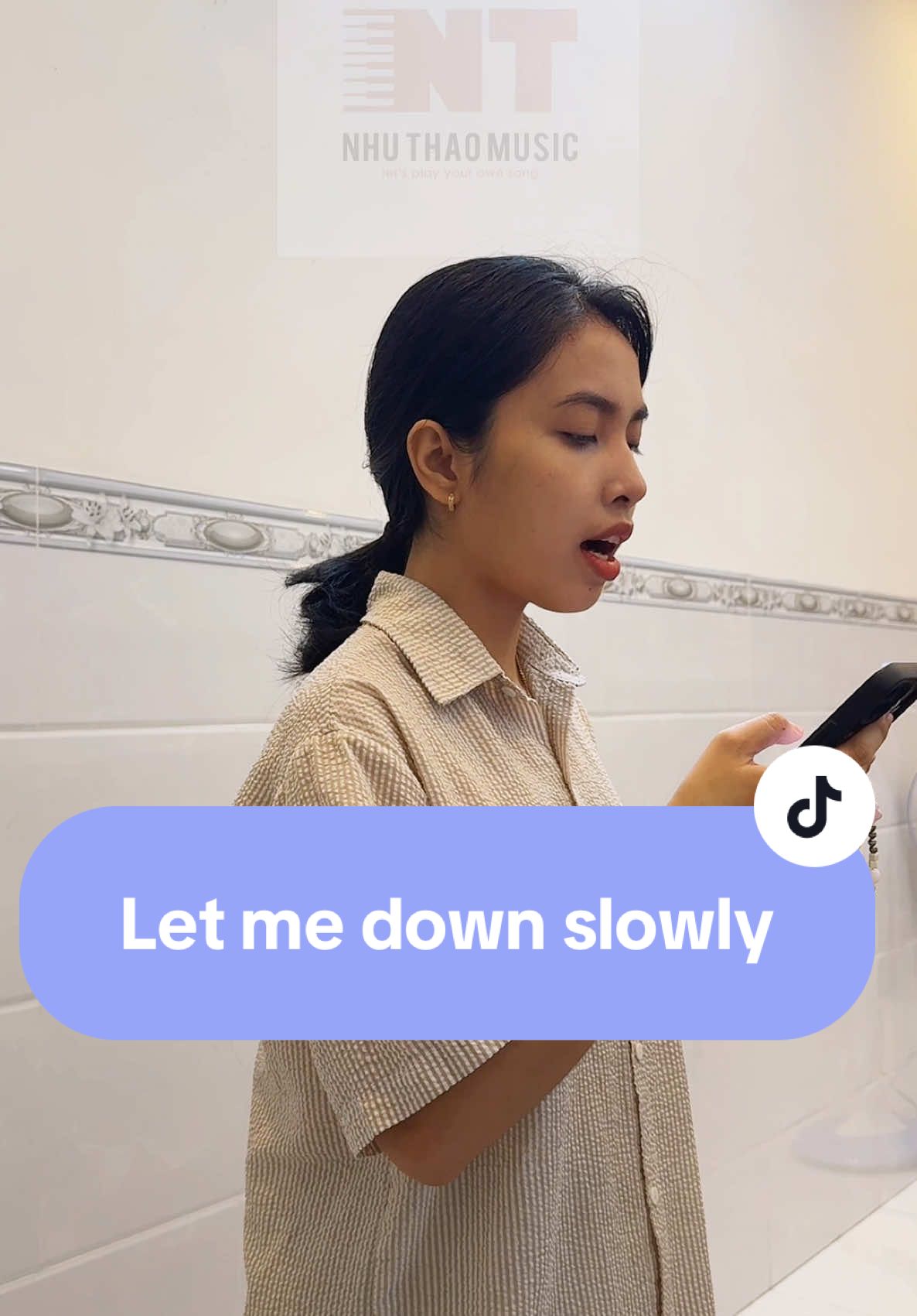 Let me down slowly. Muốn hát US-UK hay, bạn cần chú ý: 	1.	Phát âm chuẩn – Nghe kỹ ca sĩ gốc, chú ý âm cuối, từ nối. 	2.	Nhả chữ tự nhiên – Học cách nhấn trọng âm, hát như nói. 	3.	Kỹ thuật thanh nhạc – Kiểm soát hơi thở, tập giả thanh, luyến láy. 	4.	Cảm xúc & phong cách – Hát theo thể loại, truyền tải cảm xúc thật. 	5.	Luyện tập nhiều – Nghe, hát theo, thu âm lại để cải thiện. #letmedownslowly #cover #coversong #usuk #usukmusic #singing #song #fyp #cachhat #vocalcoach #hathay 