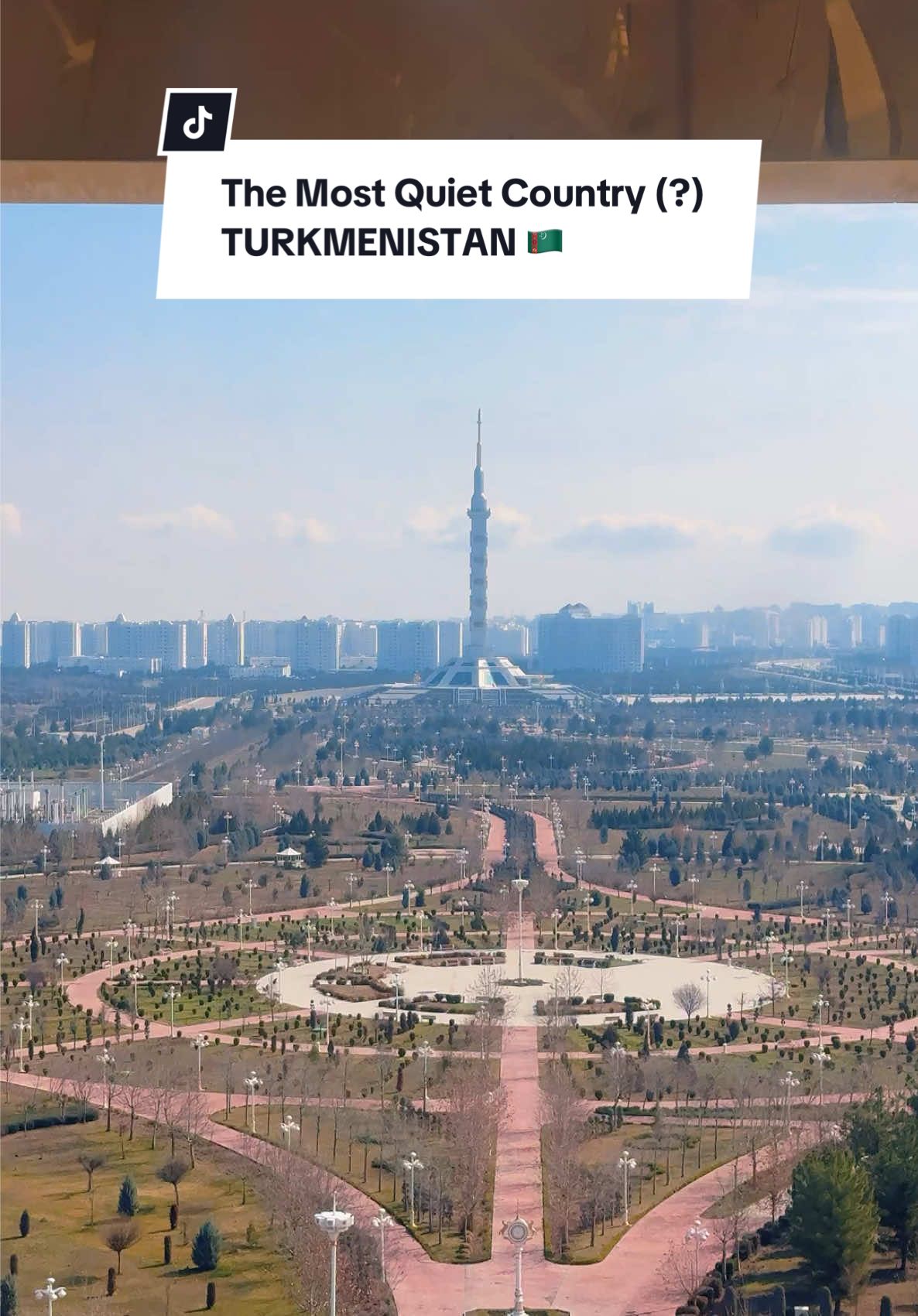 Katanya Ashgabat itu kota sepi… tapi ternyata, kamu cuma belum masuk ke Gundogar Bazar atau Russian Market. Di balik jalanan marmer yang hening, pasar lokalnya justru hidup — ramai, penuh warna, dan kaya budaya. Di sinilah kamu bisa lihat langsung tekstil Turkmenistan yang terkenal: tenunan tribal, wol domba, bahkan produk dari kulit unta. Semua dibuat dengan teknik turun-temurun dan tiap motifnya punya makna. Ashgabat nggak sesepi kelihatannya — kamu cuma perlu tahu ke mana harus melangkah. #Ashgabat #Turkmenistan #GundogarBazar #Turkmen #BackpackerTampan