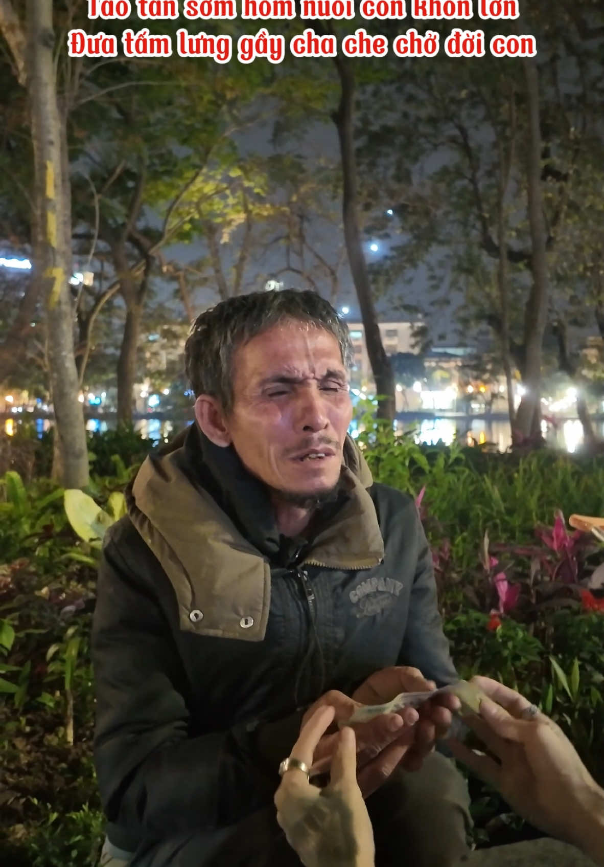 Cảnh tượng gặp bác trai 60 tuổi, mù lòa, ngồi bên hồ Hoàn Kiếm xin $ để chữa bệnh. Một khoảnh khắc khiến ta phải suy ngẫm về cuộc sống và những khó khăn mà không phải ai cũng thấy được. #cuongkeng #sun_hc #detoxhc #trathaomochc 