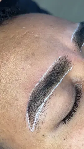 Veeemmm tirar esses pelinhos comigo 🫶🏻 #designdesobrancelhas #sobrancelhas #sobrancelhasdesign #fory #explorer #explorar 