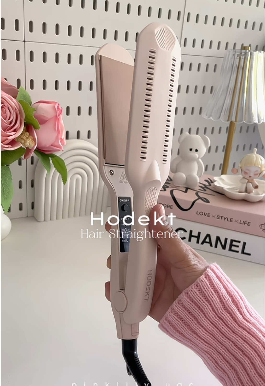 Sooo inlove with this pink widen hair straightener from HODEKT~ Easy to bring and use anytime! #hairstraightener #straightener #haircurler #hairstyle #hair #hodekt #hodektph #hodektphilippines #hodektappliance #hodektfam #HODEKT #hodekthairstraightener 