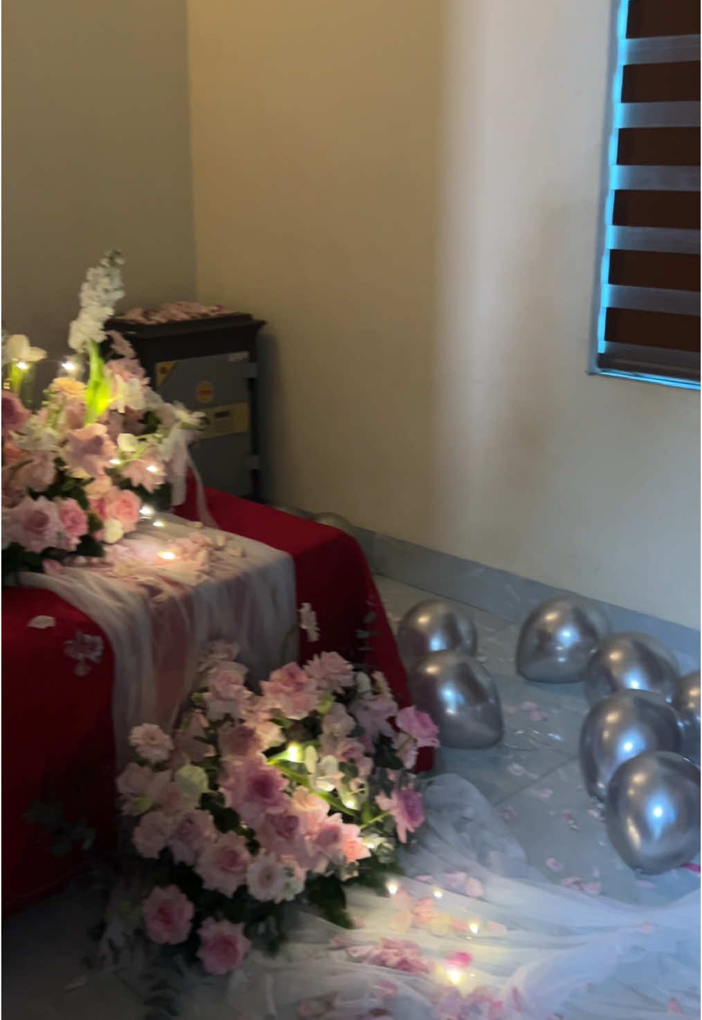 Tag người thương của bạn vào tham khảo ngay phòng cưới decor hoa tươi siu xinh iuu này nha ạ #xuhuong #tiemhoa #trending #hoatuoi #camhoa #hoatuoihanoi #pfy #xuhướng #trangtriphongcuoi #decorphongngu #wedding 