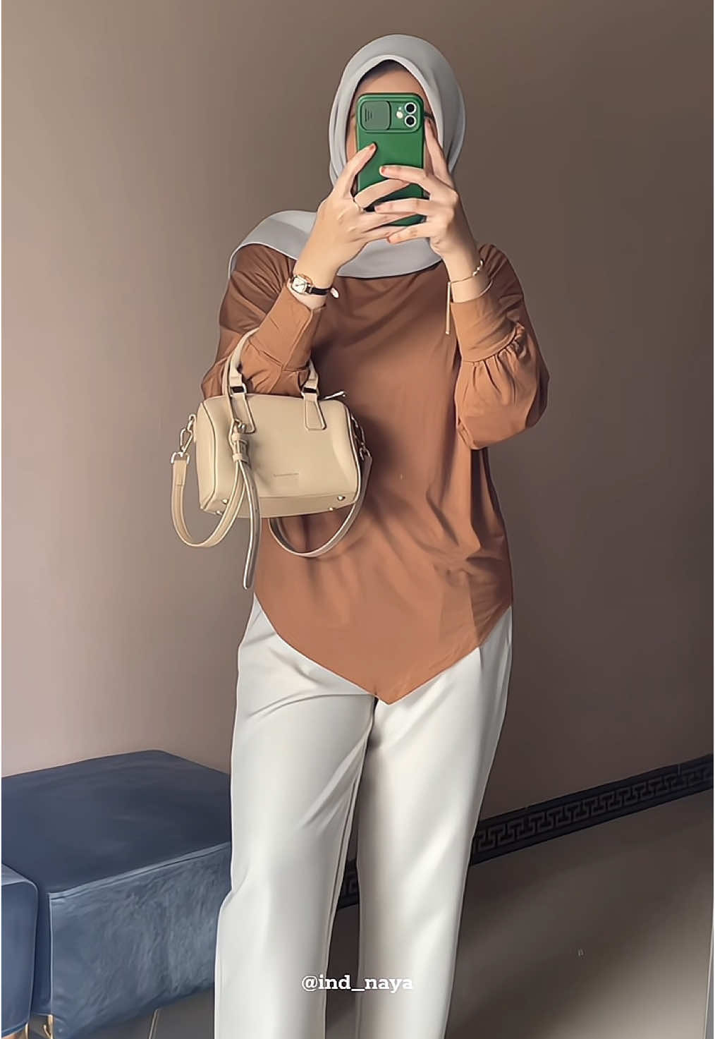 Pake Kaos oversize nyamam bgt😍