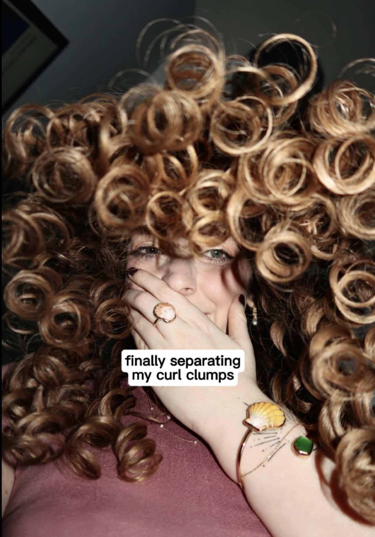 Forever grateful I listened to the comments telling me to separate them 😳🫶🏼🥲 Honestly I remember my exact mindset back then, I just thought that big juicy ringlets = the best definition = the best curls.. which is obviously not correct, but 2021 Molly was confused ok 😂😭 Anyways, forever glad that I now separate any mega ringlets I get bc that gives me volume & I loooooove a mix of definition and volume 💛 #curlyhair #curlyhairtips #3acurls #curlygirl #curlyhairroutine #curls #curly #curlscurlscurls #curlyhaircare #washday #curldefinition 