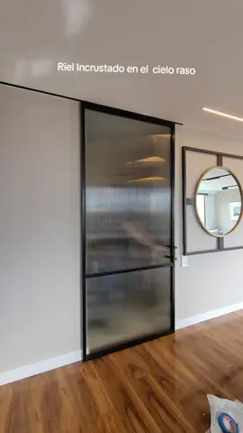 Fabricamos esta puerta corrediza para la cocina de nuestros clientes, ellos buscaban una puerta muy discreta con un diseño moderno, optamos por dejar el riel Incrustado en el cielo raso, necesitaban máxima seguridad, así que instalamos vidrios acanalado laminado 5+3.  Somos diseñadores y fabricantes de puertas únicas y modernas en hierro y vidrio. Visita nuestras redes #puerta #puertacorrediza #puertasmodernas #puertadehierro #puertasunicas #door #doors 