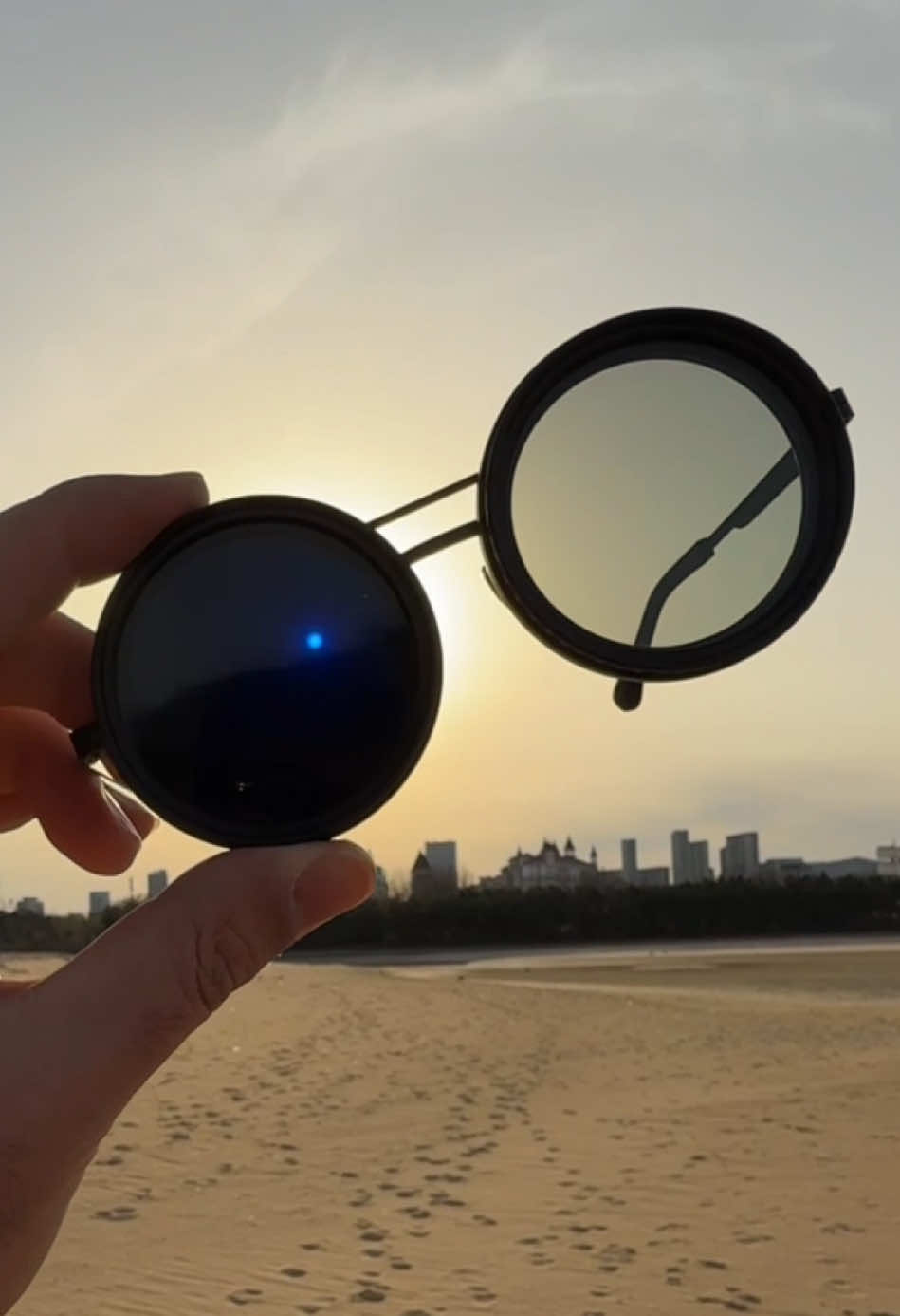 Sunglasses with adjustable brightness. #glasses #sunglasses #fyp #polarizedglasses 