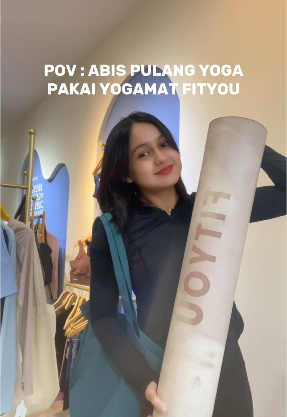 Emang gak pernah salah yoga pakai yogamat dari Fityou😚💗 #fityou #sportswear #workout #outfitworkout #yoga #yogamat #fyp #lucu #meme 