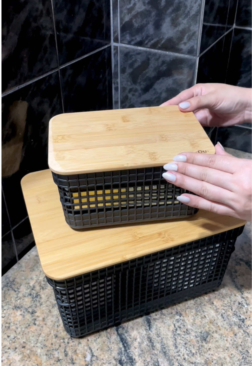 Banheiro organizado com Grid ✨  As caixas organizadoras da linha Grid, são a escolha perfeita para quem deseja organização e um ambiente decorado 😍  👉 Acesse o link no Perfil e saiba mais. #organização #caixasorganizadoras #banheiro #organizadores