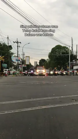 Tapi ini bukan tengang ambulance dan kereta #railfansindonesia #ambulance #keretaapiindonesia #fyp #fyppppppppppppppppppppppp #kalah #jombang24jam #jombang 