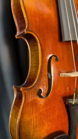 🎻 Violino Fundo Inteiro à Óleo Orquezz – Sofisticação desde a primeira nota! 🎻 Feito à mão e ajustado por luthier, este violino entrega excelência em cada detalhe. Suas montagens em ébano garantem maior durabilidade, enquanto seu timbre equilibrado e potente o torna a escolha perfeita para orquestras e eventos. Além de qualidade sonora e elegância, ele já acompanha um estojo de luxo Orquezz, arco e breu, oferecendo tudo o que você precisa para tocar com estilo e confiança. Se você busca durabilidade, sofisticação e um som de alta qualidade, esse é o violino ideal para você! 🎶✨ Confira já no site pelo link na Bio!  #Violino #OliverStrings #violinoccb