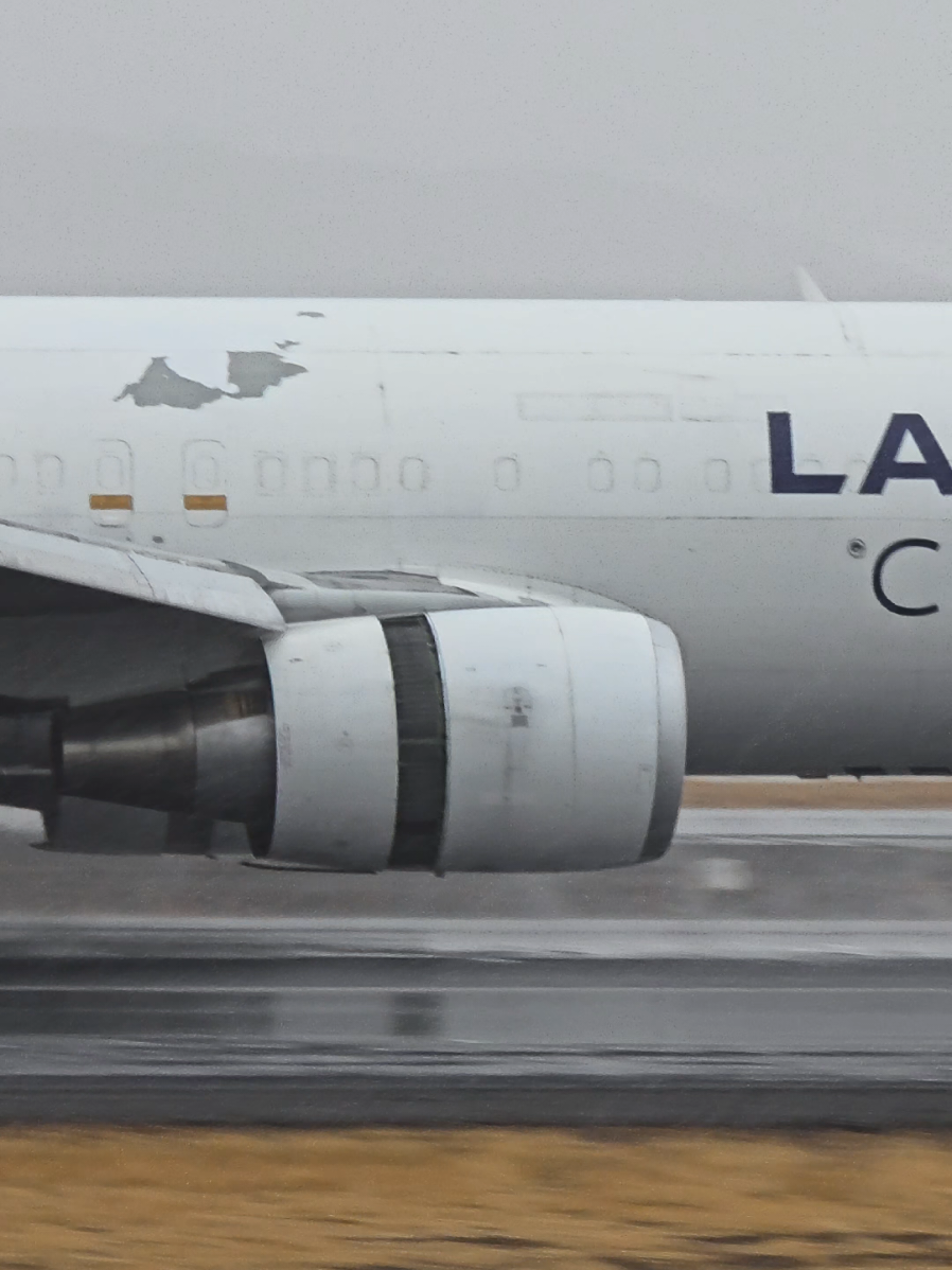 @latamairlines Cargo 🇨🇴 @boeing 767-300 . . .  #boeing #boeinglovers #767lovers #latamgram #latamairlines #landing #takeoff #aviation #avgeek #aviationlovers #aviationgeek #instaaviation #spotting #plane #planespotter #instaplane #megaplane #megashot #aviationpic #aviationphotography #instatravel #instadaily #aviation4u #avporn #aviationtopia #aviationworld #worldofspotting #airplane #lanchile