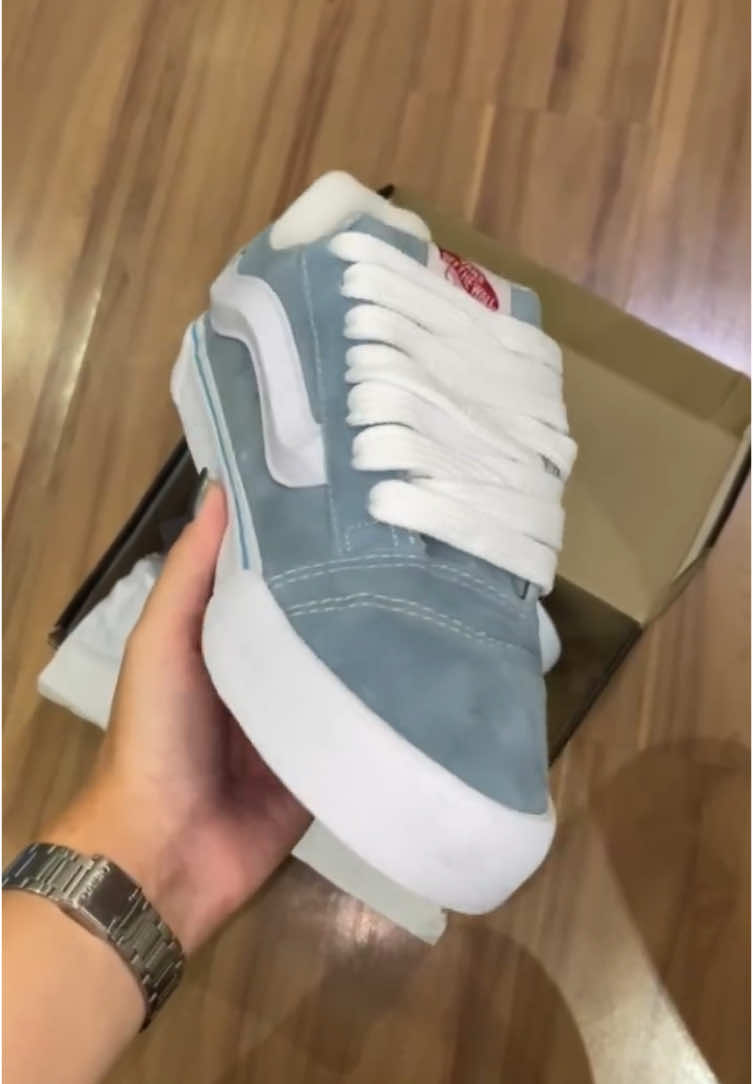 O Vans KNU chegou na loja trazendo atitude e MUITO estilo! 😍👟 Com pegada retrô e vibe urbana, esse tênis é o match perfeito pra quem curte se destacar com personalidade. ✔️ Design clássico com toque moderno ✔️ Combina com tudo: do jeans ao moletom ✔️ Confortável e estiloso na medida certa ✔️ Entrega rápida e segura em todo Brasil 📲 Corre garantir o seu no link da bio ou chama no direct antes que esgote! 🛒💨