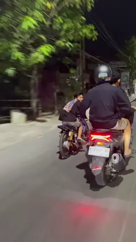 pertama kalinya almarhum naik 125 dari PUTRA EVANO dan membawa hasil yang begitu indah buat teman²/team putra evano dan kini hanya tinggal kenangan😭😭 ,Kenangan ini belom bisa kami lupakan sampai saat ini ,🥀🥀kami pasti kangen dengan canda tawamu dan kami juga kangen mengantarkan mu sholat subuh😭😭 kami di sini hanya cuma bisa berdoa yang terbaik  buat kamu DEK @cowsptra semoga kamu tenang di alam sana ya@ricoosptraaa  #Al Fatihah  #putraevano01 #jokisemarang #ypfッ 
