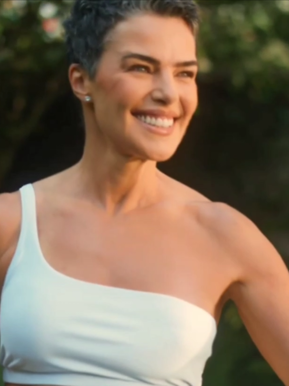Atualmente, a Ana faz comerciais em parceria com uma marca de suplementos, mas sua preocupação com a saúde não é algo recente. Desde a adolescência, ela pratica esportes e atividades físicas, e os resultados são visíveis. Isso demonstra como manter uma rotina de exercícios é mais do que cuidar do presente: é um verdadeiro investimento na qualidade de vida a longo prazo. Afinal, com o passar dos anos, é comum perdermos massa muscular e enfrentarmos desafios relacionados ao envelhecimento, mas hábitos saudáveis ajudam a preservar força, vitalidade e bem-estar. Ana é um exemplo visível disso. #anapaulaarosio #fyp #musculação #2025 #campanha 
