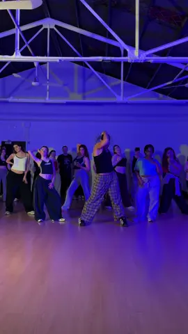 #BLACKOUT 🧊 @emilia 🧊 @TINI @naiki #alexbullonchoreography #alexbullon #emiliamernes #tinistoessel #nickinicole #dance #trend #parati #fyp #fypシ  @La Urban Dance Factory 