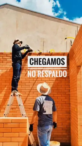 Chegamos no respaldo 🙌🏼 Respaldo é a última fiada de tijolos na parede, onde se encontra com a laje. O pé direito na nossa casa terá aproximadamente 2,80 metros #casakobe . . . #obra #tijoloecologico  #arq #bloco #btc 