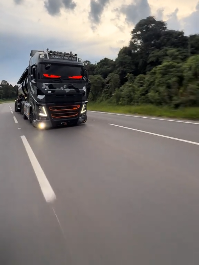 beautiful truck,I love those red eyes 👀👀  #foryoupage❤️❤️ #redeyetruck#viral_video #fyp 