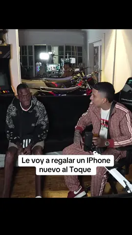 Le voy a regalar un teléfono al Toque #tiktokcolombia🇨🇴 #westcol #ecuador🇪🇨 #stiven 