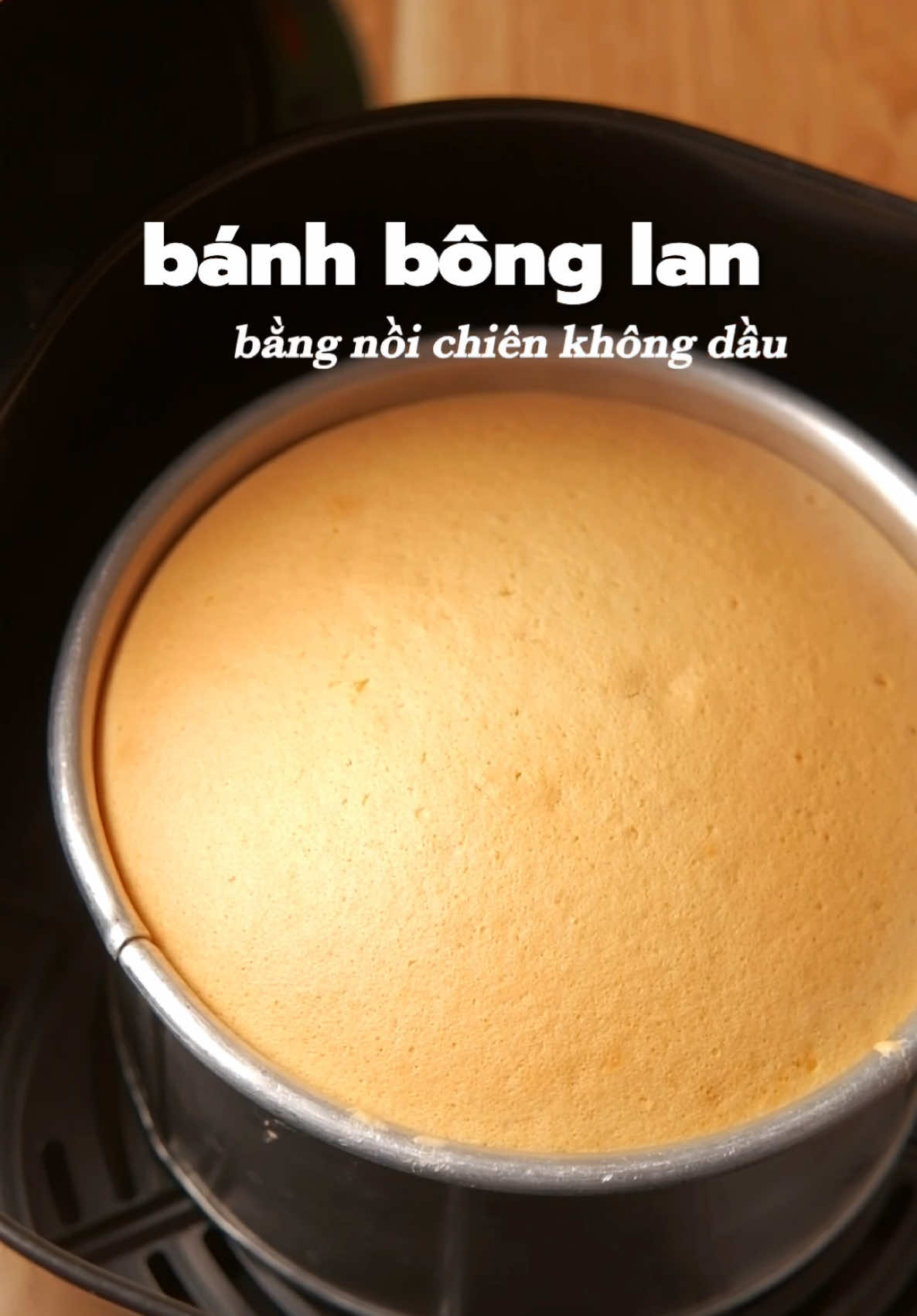 Bánh bông lan bằng NCKD! (Cho khuôn 15cm) -3 quả trứng -90g đường -1/2 tsp nước chanh -90g bột mì số 8 -30g dầu ăn -30g sữa  Thao tác như trong video, rồi nướng bánh trong nckd ở 140 độ C trong 45 phút (có che giấy bạc). Rồi bỏ giấy bạc ra, nướng nốt 15 phút còn lại ở 140 độ C! #ancungTikTok #LearnOnTikTok 